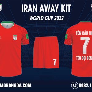 Áo Iran Sân Khách World Cup 2022 Được Tiết Lộ Trên Thị Trường Áo Đấu. Màu đỏ được sử dụng làm gam màu tổng thể cho chiếc áo. Một gam màu biểu hiện sự quyền quý, sang trọng  và cũng gắn liền với những hình ảnh ma mị, phép thuật bí ẩn. Vậy nên, chính mẫu áo này sẽ là siêu phẩm bùng nổ nhất trong năm nay. 